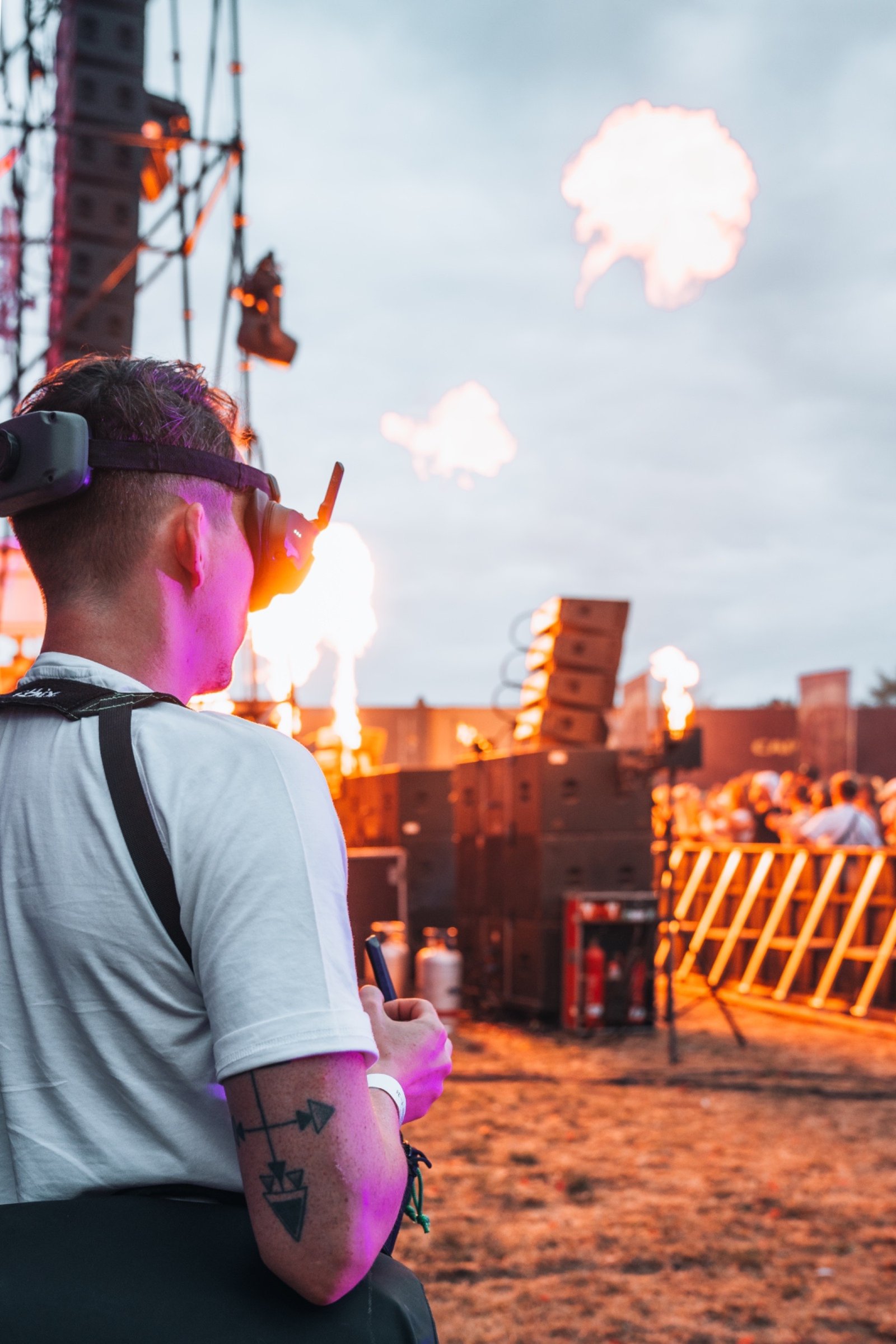 FPV-Flug vor der Festivalbühne