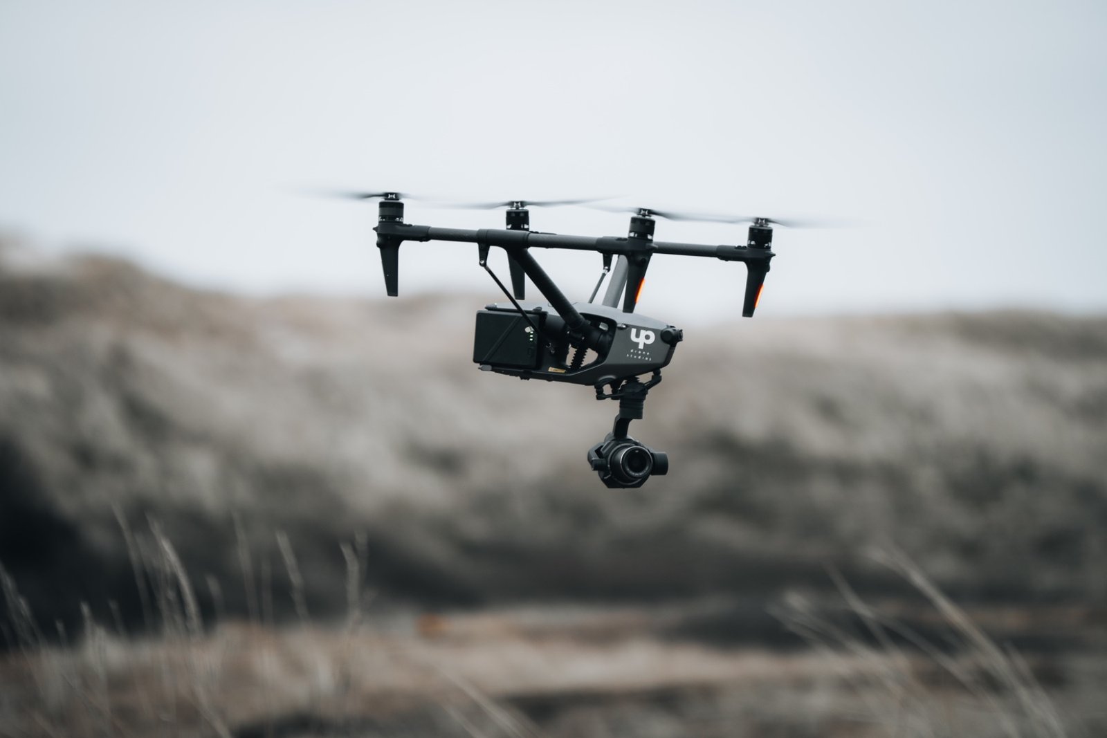 Kameradrohne von UP Drone Studios im Flug